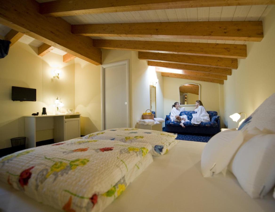 Borgo Dei Poeti Romantik Hotel Manerba del Garda Δωμάτιο φωτογραφία