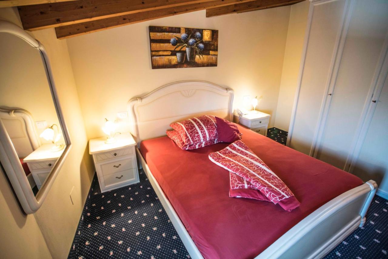 Borgo Dei Poeti Romantik Hotel Manerba del Garda Εξωτερικό φωτογραφία